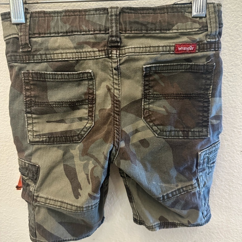 Boys Wrangler Camouflage shorts, Boys size 4. Adjustable waist - Picture 2 of 7